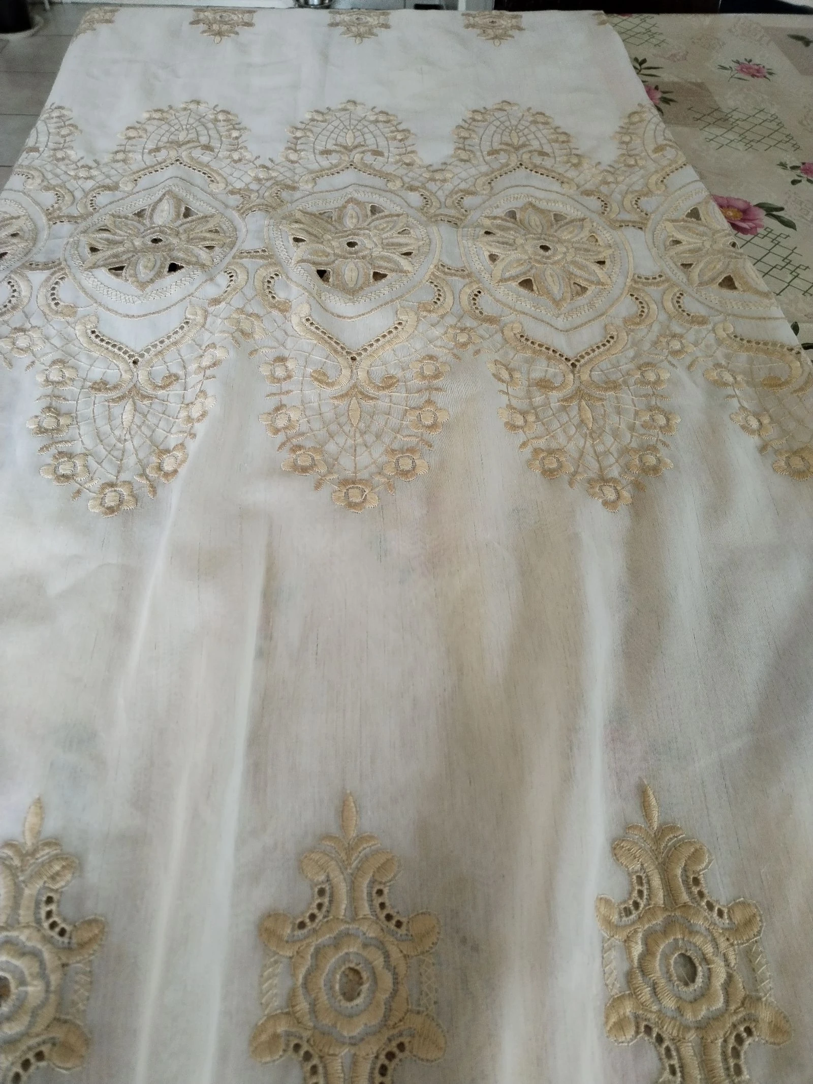 Muy bonita cortina vintage con bordados de color dorado. – photo 6